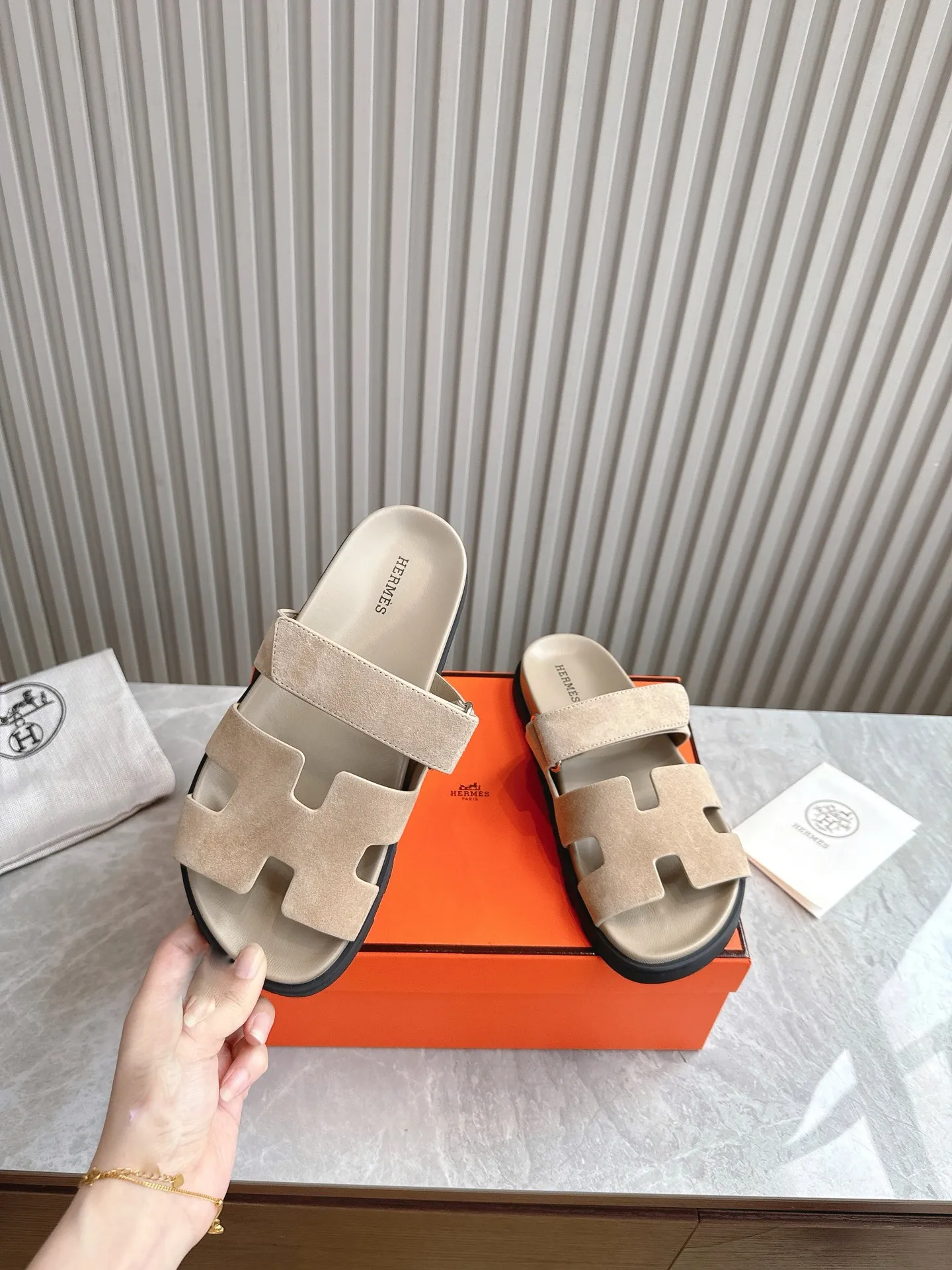 p480🐮🐮Couple model (top version) H family 2024 spring and summer new style HERMES Hermes' recently popular couple model pig nose angle sandals and slippers, paired with various colorful socks, popular. Upper: imported original deerskin (the genuine leather edging is not ordinary super migration). Lining: imported genuine leather. Outsole: Tpu non-slip and wear-resistant outsole. Size: Female 35-42 (40/42 non-returnable and non-exchangeable) Male size: 39-45 (45 non-refundable and non-exchangeable)
